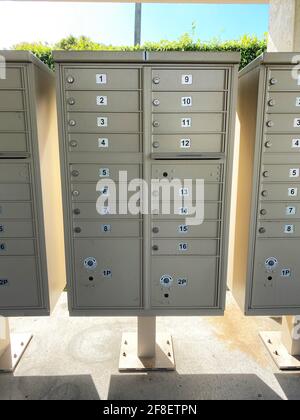 Cluster von Wohnpostfächern mit nummerierten Fächern für einen gemeinsamen Wohnwohnbereich. Stockfoto