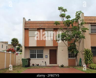 Zweistöckiges Mittelklasse-Nachbarschaftshaus in Miami, Florida Stockfoto