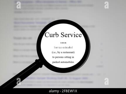 Wort-Bordservice, Wort in einem Wörterbuch. Nahaufnahme einer englischen Wörterbuchseite mit Wort-Curb-Service Stockfoto