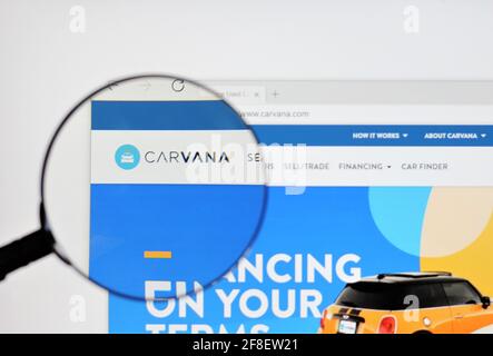 Carvana ist ein Online-Gebrauchtwagenhändler mit Sitz in Tempe, Arizona. Das Unternehmen ist bekannt für seine mehrstöckigen Automatenautomaten. Website, Online-Konzept Stockfoto