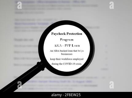 Word Paycheck Protection Program PPP-Darlehen, Wort in einem Wörterbuch. Nahaufnahme einer englischen Wörterbuchseite mit dem Wort Paycheck Protection Program PPP Stockfoto