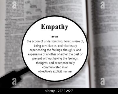 Empathie Wort in einem Wörterbuch. Nahaufnahme einer englischen Wörterbuchseite mit Worteinfühlungsvermögen Stockfoto
