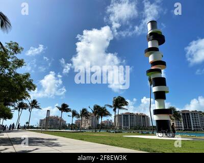 Leuchtturmskulptur im South Pointe Park Miami Beach, Florida vom Künstler Tobias Rehberger. Touristen und Einheimische genießen die Aussicht. Stockfoto