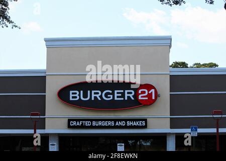 Burger 21 Gebäude Schaufenster. An der Theke werden kreative Burger, Pommes frites und Shakes in einem modernen Raum mit einer Soßenbar serviert. Stockfoto