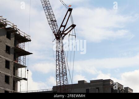 Krane und Geräte, die auf der Baustelle eingesetzt werden. Apartmentgebäude werden in Miami, Florida, gebaut Stockfoto