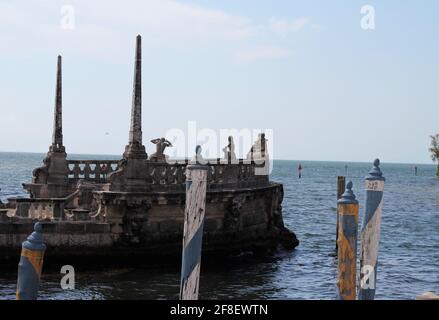 Bootssteg im Freien. Meerblick vom Vizcaya Museum und den Gärten in Miami, Florida. Stockfoto