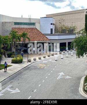 Außenfassade des Aventura Einkaufszentrums. Aventura Mall ist eines der größten gehobenen Einkaufszentren in Südflorida. Blick auf den Eingang. Stockfoto