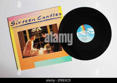 Sixteen Candles ist ein Comedy-Film aus dem Jahr 1984. Soundtrack-Musikalbum auf Vinyl-LP-Disc. Stockfoto