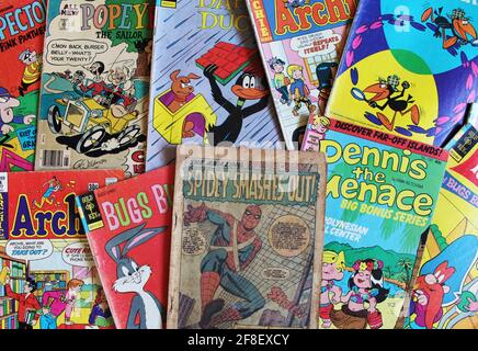 Farbige Comics Anzeigen auf einem Tisch. Stapel von alten Vintage-Comic-Bücher Hintergrund. Stockfoto