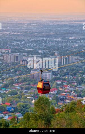 Das Erholungsgebiet Kok Tobe hat eine Vielzahl von Vergnügungspark-Attraktionen und Restaurants. Es ist mit der Innenstadt von Almaty durch eine Seilbahn lin verbunden Stockfoto