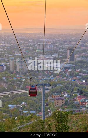 Das Erholungsgebiet Kok Tobe hat eine Vielzahl von Vergnügungspark-Attraktionen und Restaurants. Es ist mit der Innenstadt von Almaty durch eine Seilbahn lin verbunden Stockfoto