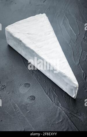 Köstlicher Brie-Käse-Piece, auf schwarzem Hintergrund Stockfoto