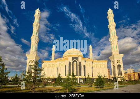 Das Gebäude wurde im klassischen islamischen Stil mit traditionellen kasachischen Ornamenten erbaut. Das Hotel liegt am rechten Ufer des Flusses Yesil ist die Masjid Stockfoto