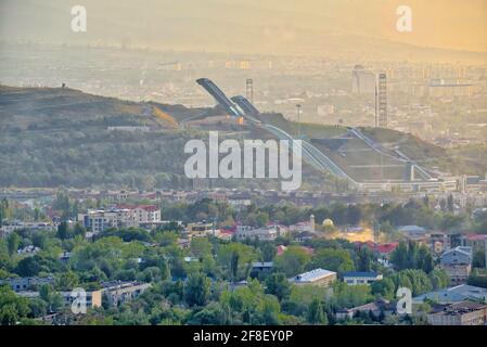 Der Sunkar International Ski Jumping Complex ist ein Skisprungzentrum in Almaty, Kasachstan. Es liegt im Gorniy Gigant District im südlichen Teil Stockfoto