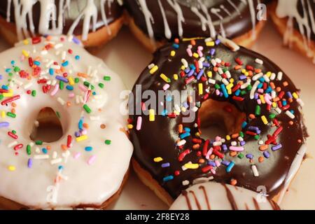 Verschiedene Donuts mit Schokolade und Vanille Stockfoto