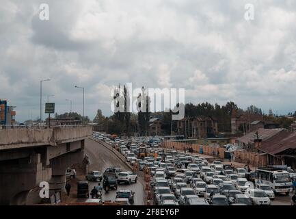 Stau in der Stadt nach der Öffnung der Coronavirus-Sperre in indien und den Bundesstaaten jammu und kaschmir. Stockfoto