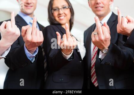 Business - Gruppe von Geschäftsleuten posieren für Gruppenfoto im Büro Stockfoto