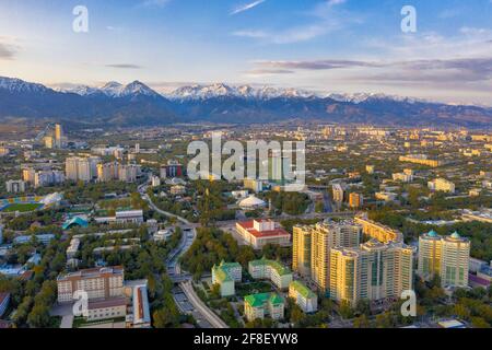 Almaty ist weiterhin das wichtigste Handels- und Kulturzentrum Kasachstans sowie seine bevölkerungsreichste und kosmopolitischste Stadt. Die Stadt liegt in der Nähe Stockfoto