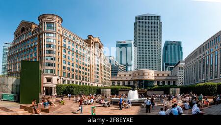 London, Großbritannien - 27 2019. August: Panorama des Cabot Square, einem der zentralen Plätze der Canary Wharf Development auf der Isle of Dogs. Stockfoto