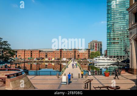 London, Großbritannien - 23 2019. August: Blick auf den West India Quay, das North Dock und die Fußgängerbrücke North Dock im Canary Wharf Estate. Stockfoto