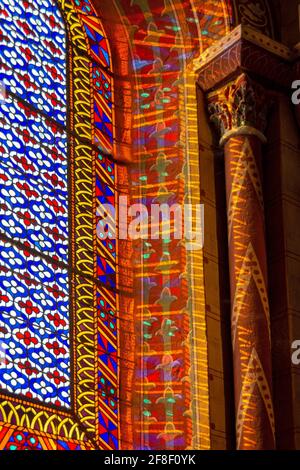 Issoire, gebeizt und Säulen der römischen Kirche Abtei Saint-Austremoine, Puy de Dome, Auvergne Rhone Alpes, Frankreich, Europa Stockfoto