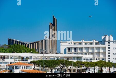 Kirche Notre-Dame de Royan (Architekt Guillaume Gillet), Seitenansicht, vom Hafen, Royan, Frankreich. Stockfoto