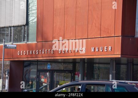 Außerhalb des Besucherzentrums der Gedenkstätte Berliner Mauer in Berlin Mitte Stockfoto