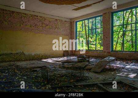 Zerbrochener Innenraum eines Dorfhauses im Tschernobyl-Ausschluss Zone in der Ukraine Stockfoto