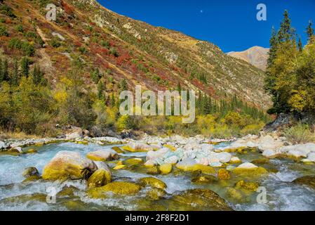 Sehr einladender Fluss bei Ala Archa genommen @Ala Archa Nationalpark, Kirgisistan Stockfoto