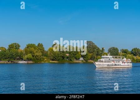 Touristenboot auf Dnjepr Fluss in Kiew, Ukraine Stockfoto