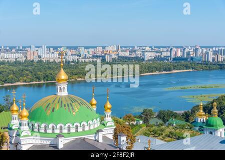 Luftaufnahme des Refektoriums Kirche St. Anthony und Theodosius Pechersky in Kiew, Ukraine Stockfoto