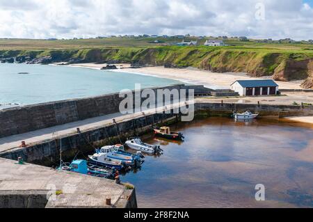 Der Hafen und der Strand von Port of Ness, Isle of Lewis, Äußere Hebriden, Schottland Stockfoto