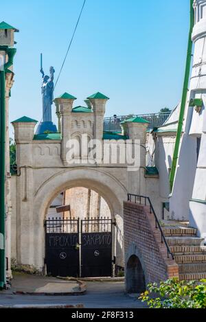 Mutterland Denkmal hinter einem Tor in Kiew Pechersk lavra in Kiew, Ukraine Stockfoto