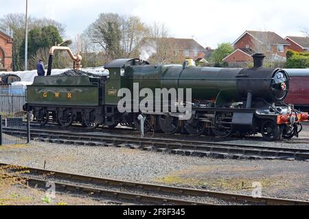 Der Dampfzugfahrer füllt die ehemalige Great Western Lok 2857 mit Wasser am Bahnhof Kidderminster, Severn Valley Railway Stockfoto