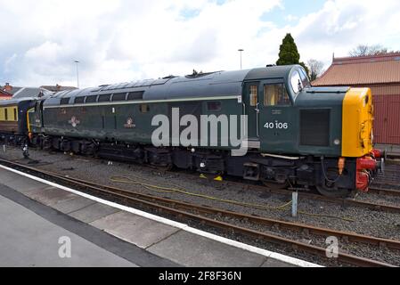 Erhaltene Diesellokomotive der Klasse 40 40106 auf dem Bahnsteig in Kidderminster Station, Severn Valley Railway, Worcestershire, Großbritannien Stockfoto