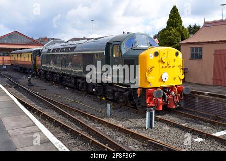 Erhaltene Diesellokomotive der Klasse 40 40106 auf dem Bahnsteig in Kidderminster Station, Severn Valley Railway, Worcestershire, Großbritannien Stockfoto