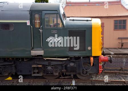 Erhaltene Diesellokomotive der Klasse 40 40106 auf dem Bahnsteig in Kidderminster Station, Severn Valley Railway, Worcestershire, Großbritannien Stockfoto