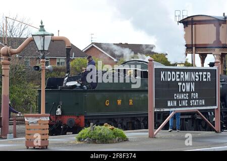 Der Dampfzugfahrer füllt die ehemalige Great Western Lok 2857 mit Wasser am Bahnhof Kidderminster, Severn Valley Railway Stockfoto