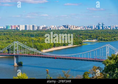 Fußgängerbrücke über Dnjepr Fluss in Kiew, der Ukraine Stockfoto