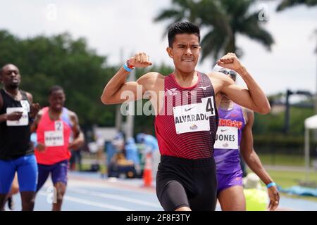 Abraham Alvarado (USA) feiert nach dem Gewinn der 800 m in 1:47.29 während der Miramar-Einladung am Samstag, den 10. April 2021 in Miramar, Fla Stockfoto