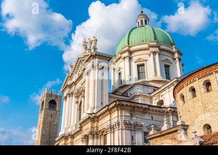 Palazzo del Broletto hinter der Kathedrale Santa Maria Assunta in Brescia, Italien Stockfoto