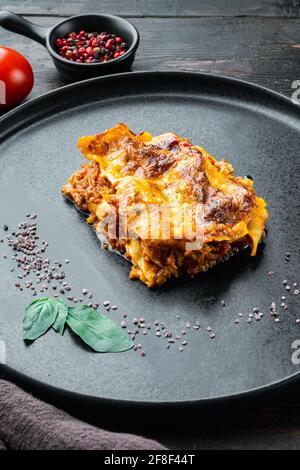 Italienisches Essen. Heiß lecker frisch gebackene Lasagne-Set, auf Teller, auf altem dunklen Holztisch Hintergrund Stockfoto