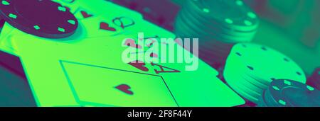 Spielkarten der gleichen Farbe vor dem Hintergrund der Casino-Chips. Stockfoto