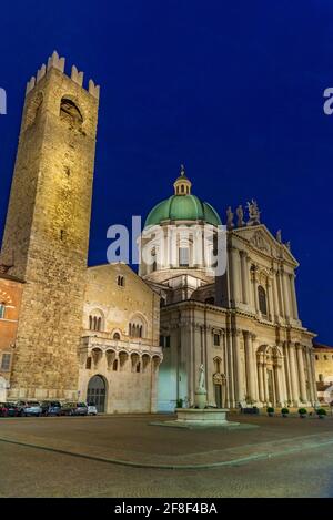 Nachtansicht des Palazzo del Broletto hinter der Kathedrale Santa Maria Assunta in Brescia, Italien Stockfoto