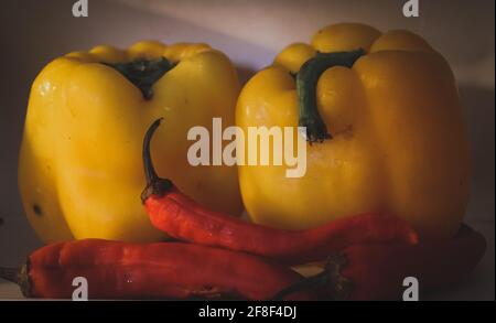 Gelbe Paprika mit roten Chilischoten Stockfoto