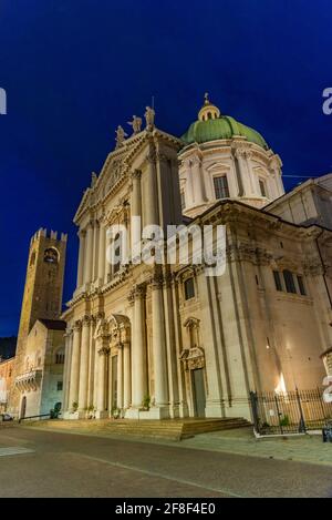 Nachtansicht des Palazzo del Broletto hinter der Kathedrale Santa Maria Assunta in Brescia, Italien Stockfoto