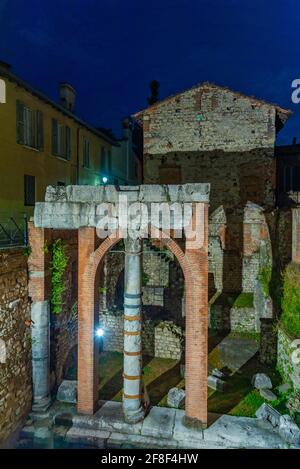 Nachtansicht der römischen Ruinen im Zentrum von Brescia, Italien Stockfoto