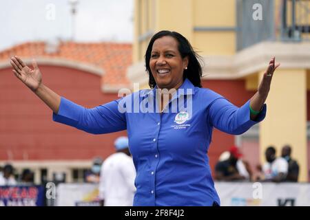 Die Vizebürgermeisterin der Stadt Miramar, Yvette Colbourne, stellt während der Miramar-Einladung am Samstag, den 10. April 2021, in Miramar Fla Stockfoto