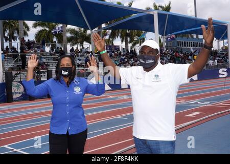 Die Vizebürgermeisterin der Stadt Miramar Yvette Colbourne (links) und der kommissar Maxwell Chambers posieren mit Gesichtsmasken während der Miramar-Einladung am Samstag, Stockfoto