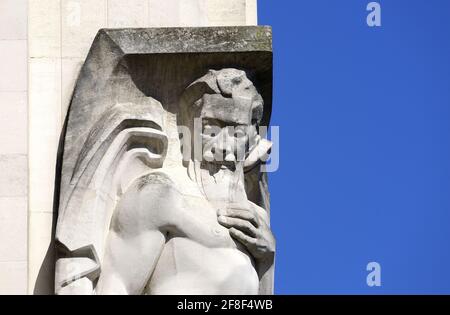 London, England, Großbritannien. Neues Adelphi-Gebäude, Adam Street / Victoria Embankment. Art déco (1938) Portland Stone. Allegorische Statue "Kontemplation" (durch EIN Stockfoto